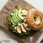savourez un bagel unique au poulet, avocat et fromage de chèvre, alliant fraîcheur et gourmandise pour un repas délicieux à tout moment.