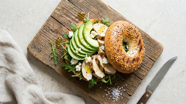 savourez un bagel unique au poulet, avocat et fromage de chèvre, alliant fraîcheur et gourmandise pour un repas délicieux à tout moment.
