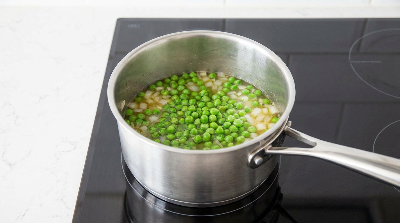 découvrez une recette originale et gourmande : un cappuccino de petits pois et jambon, alliant douceur crémeuse et saveurs délicates pour un repas raffiné.