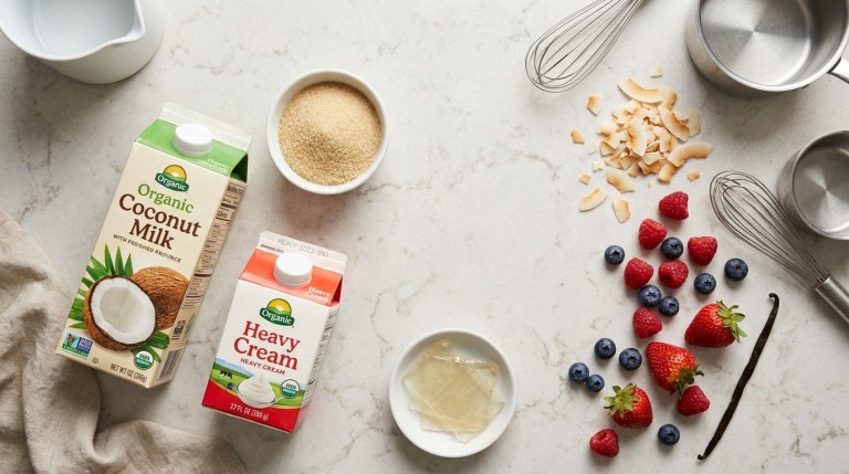 découvrez notre recette irrésistible de délice exotique : une panna cotta onctueuse aux fruits rouges frais et à la noix de coco, parfaite pour un dessert gourmand et léger.