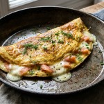 découvrez une recette savoureuse d'omelette au saumon fumé et chèvre fondant, un délice gourmand parfait pour un repas simple et raffiné.