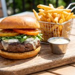 découvrez notre recette facile et rapide pour un burger fondant au fromage de chèvre, un délice savoureux qui ravira vos papilles à coup sûr.
