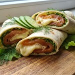 découvrez notre recette facile et gourmande de wraps au coulommiers et saumon, parfaite pour un repas plein de saveurs et de fraîcheur.