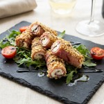 découvrez nos délicieux roulés de jambon de parme garnis de fromage frais, enrobés d'une chapelure croustillante aux pignons de pin, pour une bouchée savoureuse et raffinée.