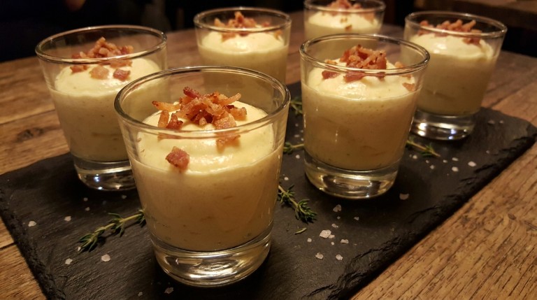 découvrez un délice gourmand avec notre espuma onctueuse de maroilles, sublimée par des chips croustillantes de lard fumé pour une explosion de saveurs authentiques.