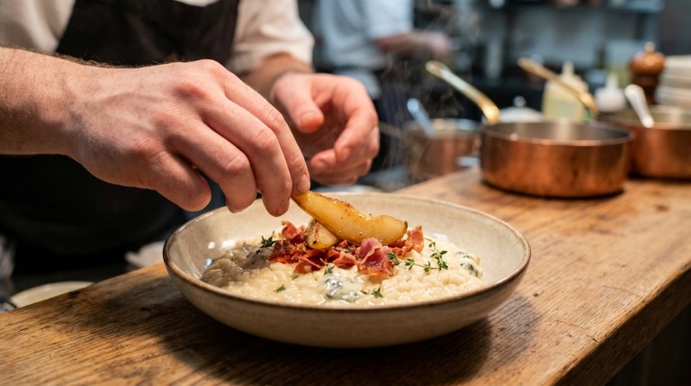 découvrez notre recette raffinée de risotto au bleu, jambon cru et poire, alliant douceur et saveurs intenses pour un plat gourmand et élégant.