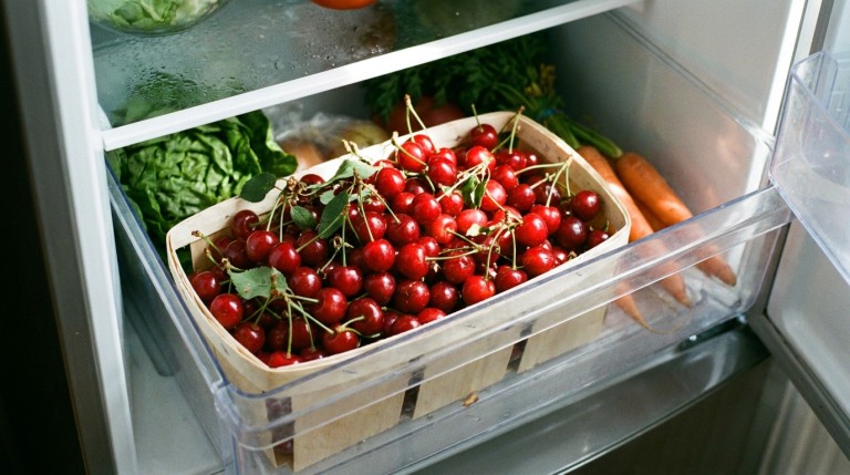 découvrez une astuce surprenante pour conserver vos cerises plus longtemps et éviter le gaspillage sans utiliser la corbeille. gardez vos fruits frais facilement !