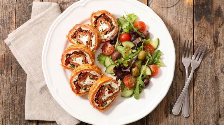 découvrez notre roulé gourmand à la tomate et tomme de chèvre, une recette savoureuse et facile à préparer qui ravira vos papilles.
