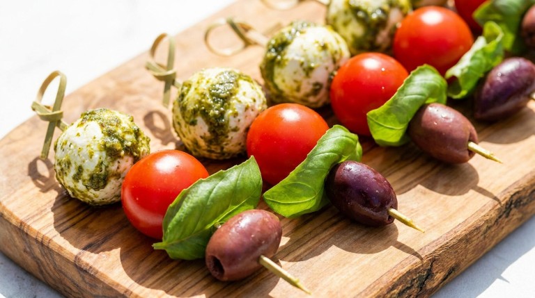 découvrez notre recette incontournable de délice en brochette : fromage frais délicatement parfumé au pesto, une alliance savoureuse et facile à préparer pour toutes vos occasions.