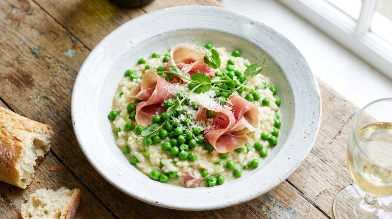 découvrez une recette simple et gourmande de risotto léger aux petits pois et jambon cru, parfait pour un repas savoureux et équilibré.
