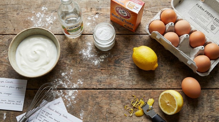 découvrez comment remplacer la crème de tartre avec des alternatives efficaces et leurs dosages précis pour réussir toutes vos recettes en cuisine.