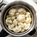 apprenez à cuire parfaitement le chou-fleur à la cocotte-minute grâce à nos conseils pratiques et aux durées de cuisson idéales pour un plat savoureux et rapide.